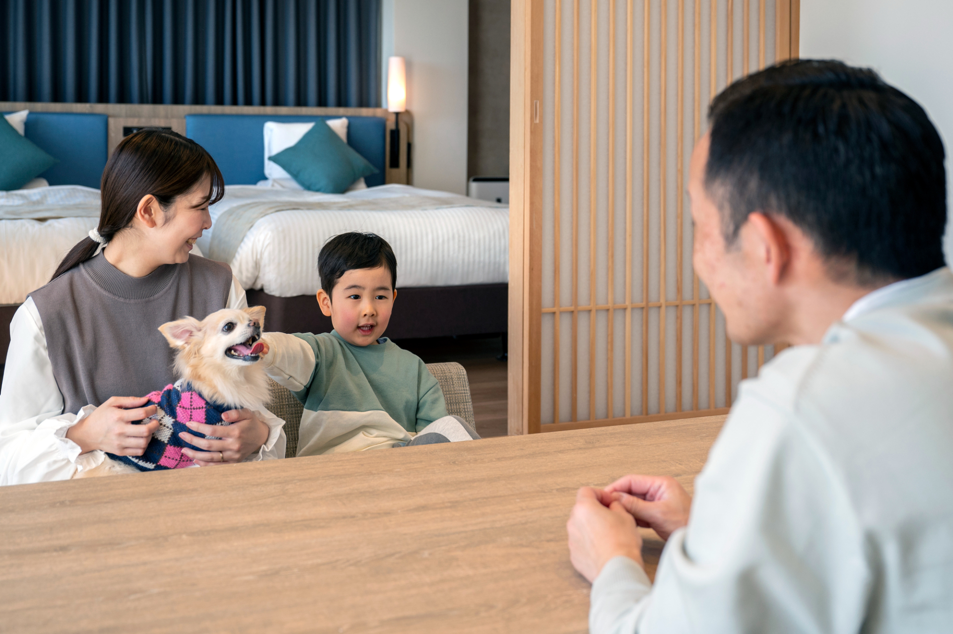 愛犬用グッズが揃った客室「ペットルーム」もあり、ワンちゃん用メニュー付き宿泊プランも販売している