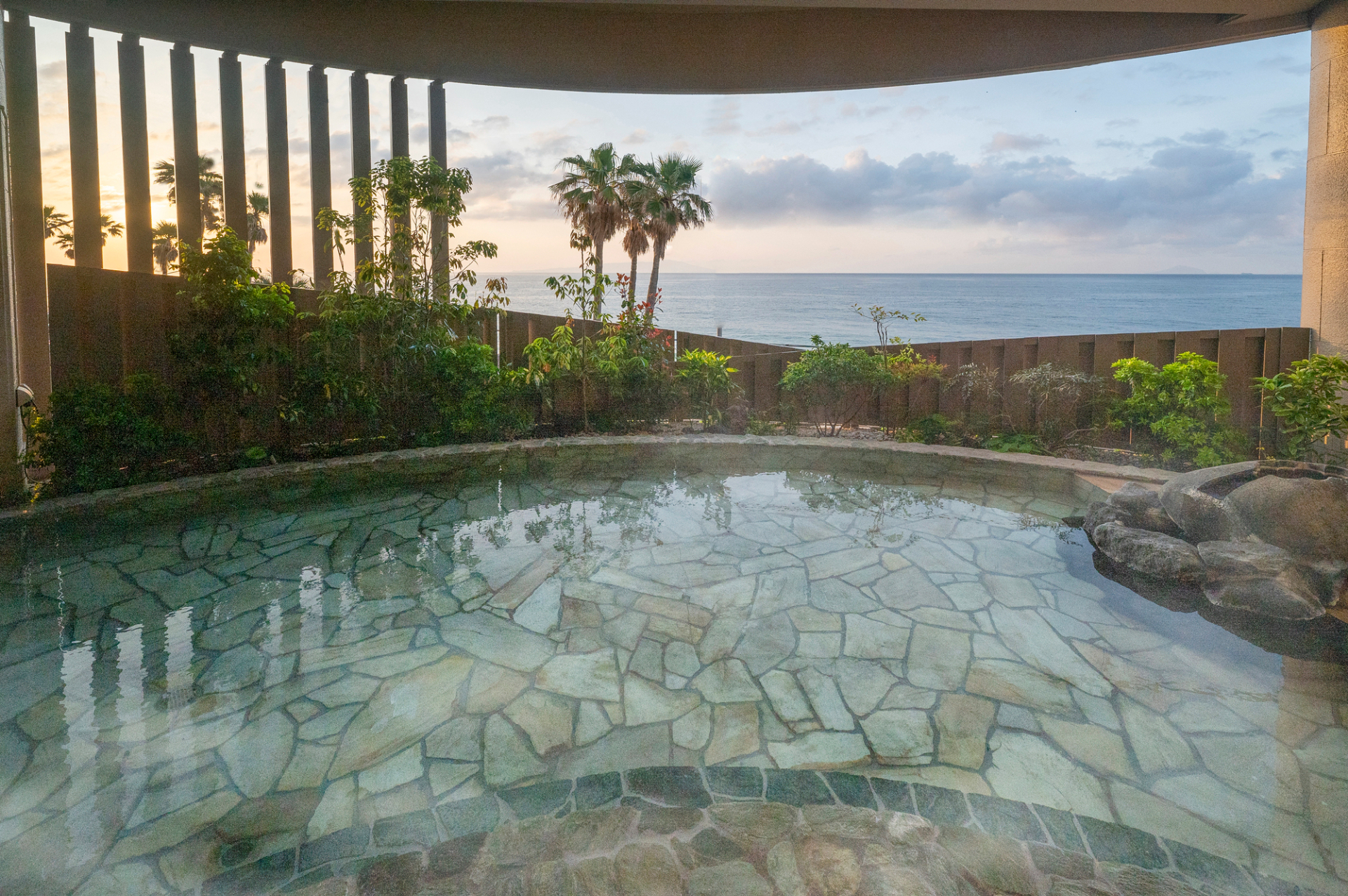 ホテル館内にも海の絶景を望む露天風呂が備わる