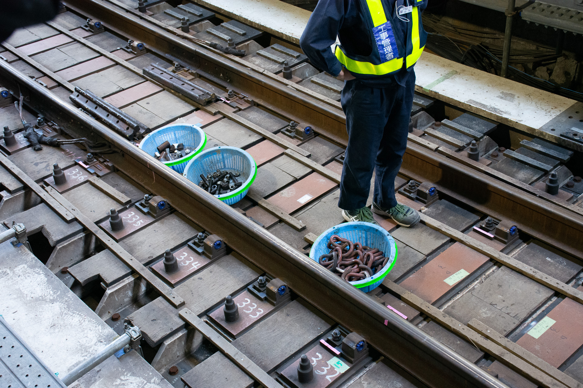 バラスト散布作業など