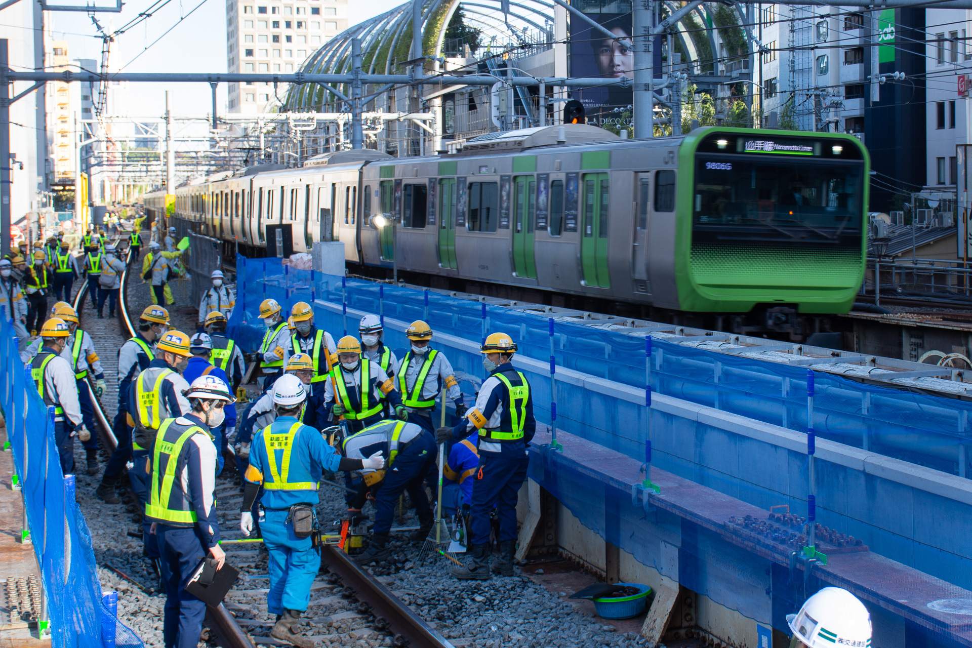 バラスト散布作業など