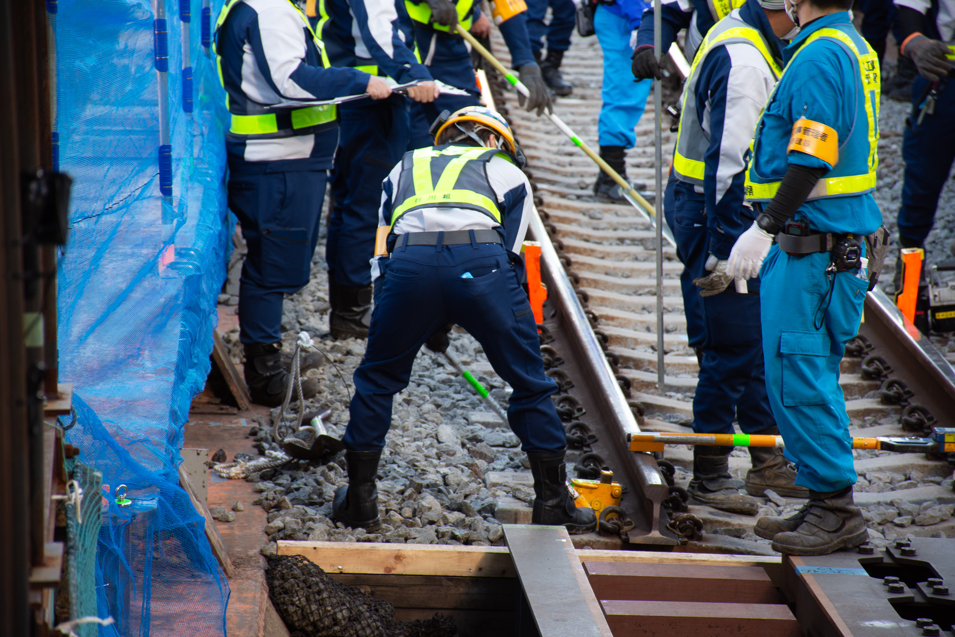 バラスト散布作業など