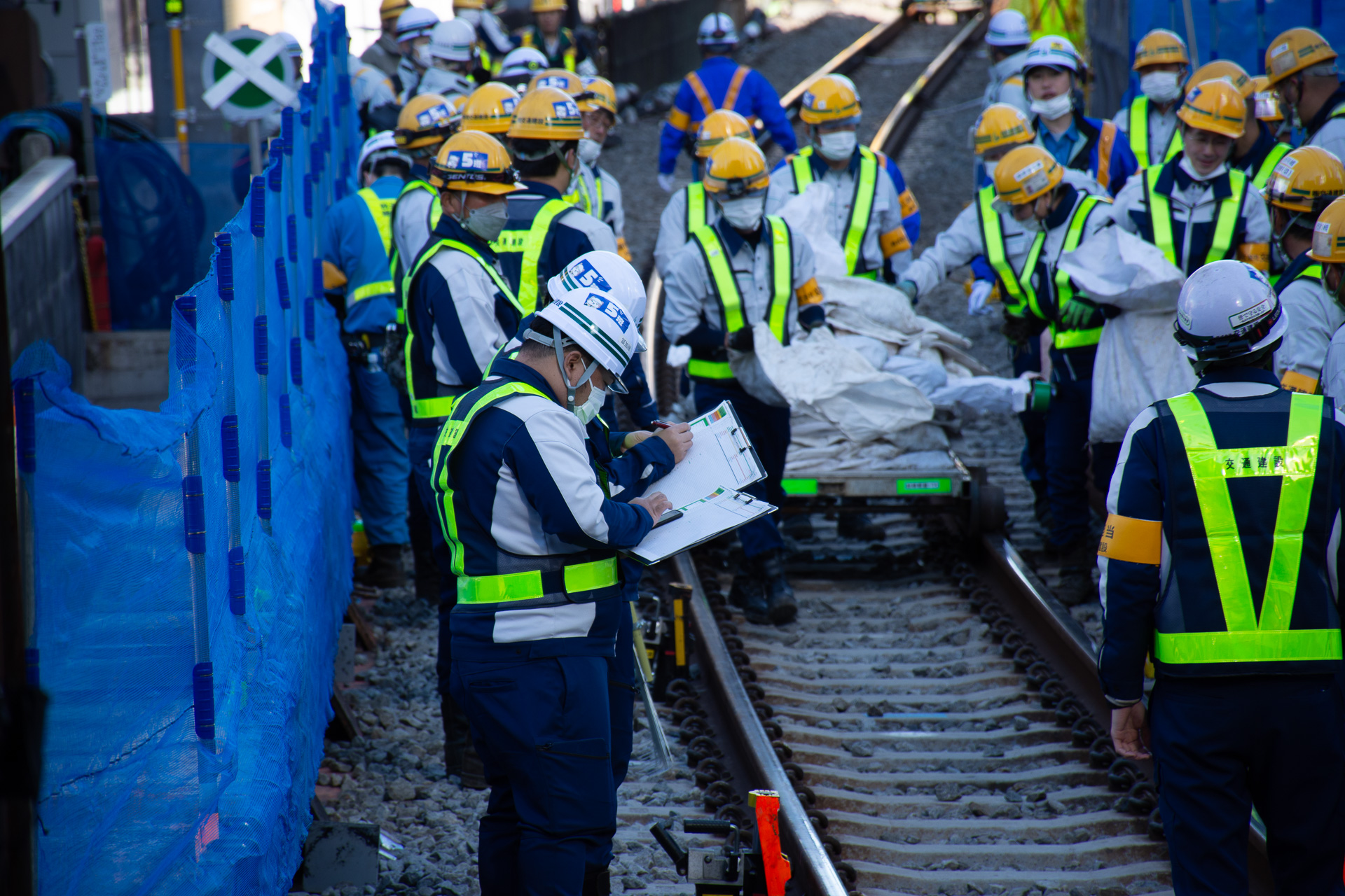 バラスト散布作業など