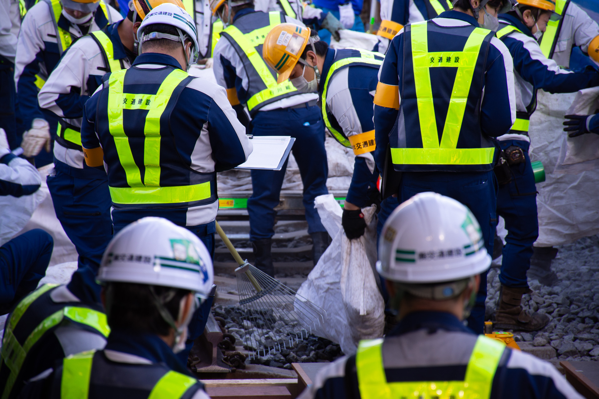 バラスト散布作業など