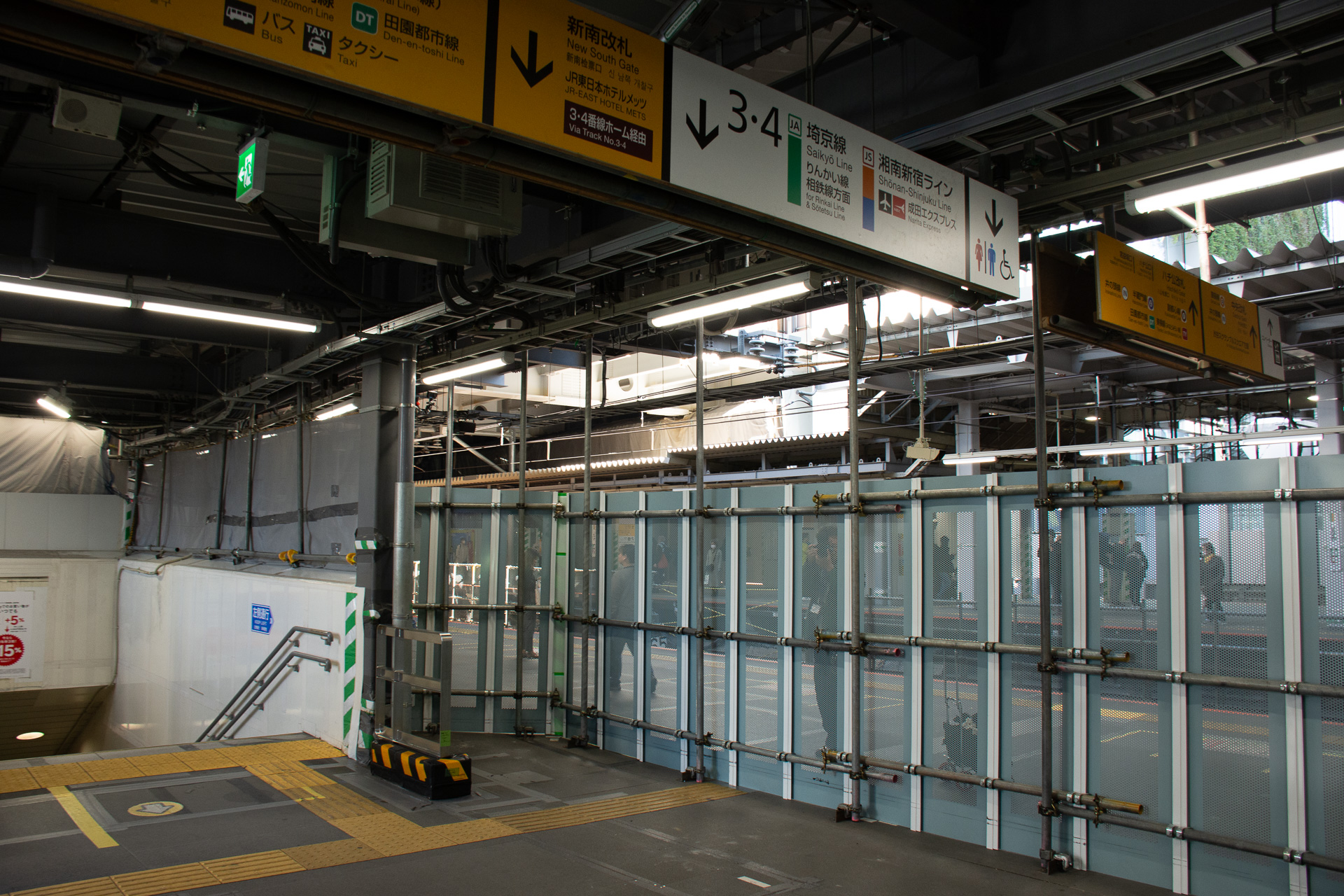 ホーム中央付近を柵で仕切って、反対側（写真は内回り）は営業している