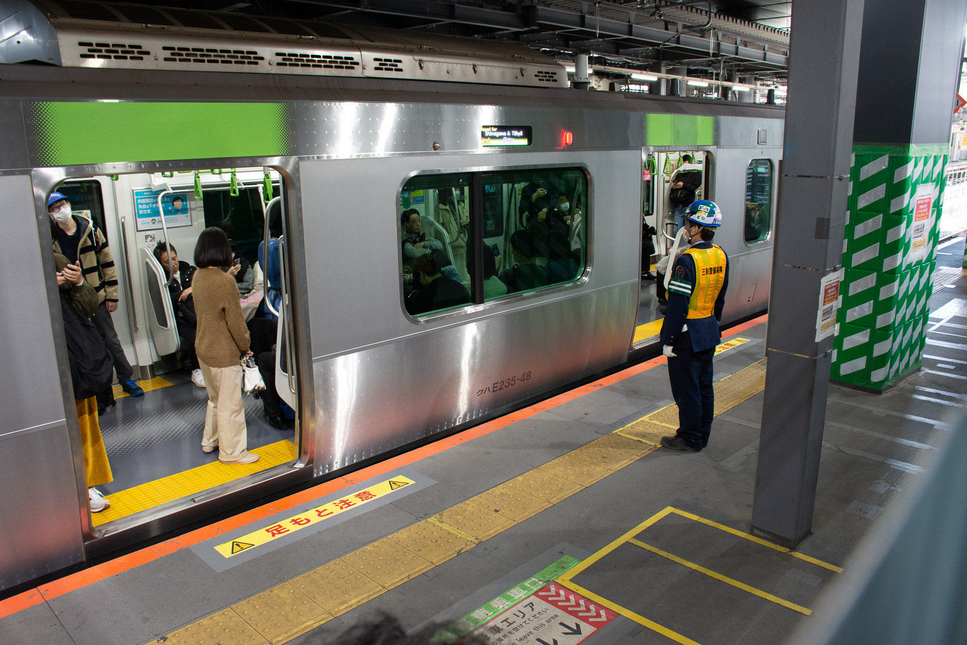 ホーム中央付近を柵で仕切って、反対側（写真は内回り）は営業している