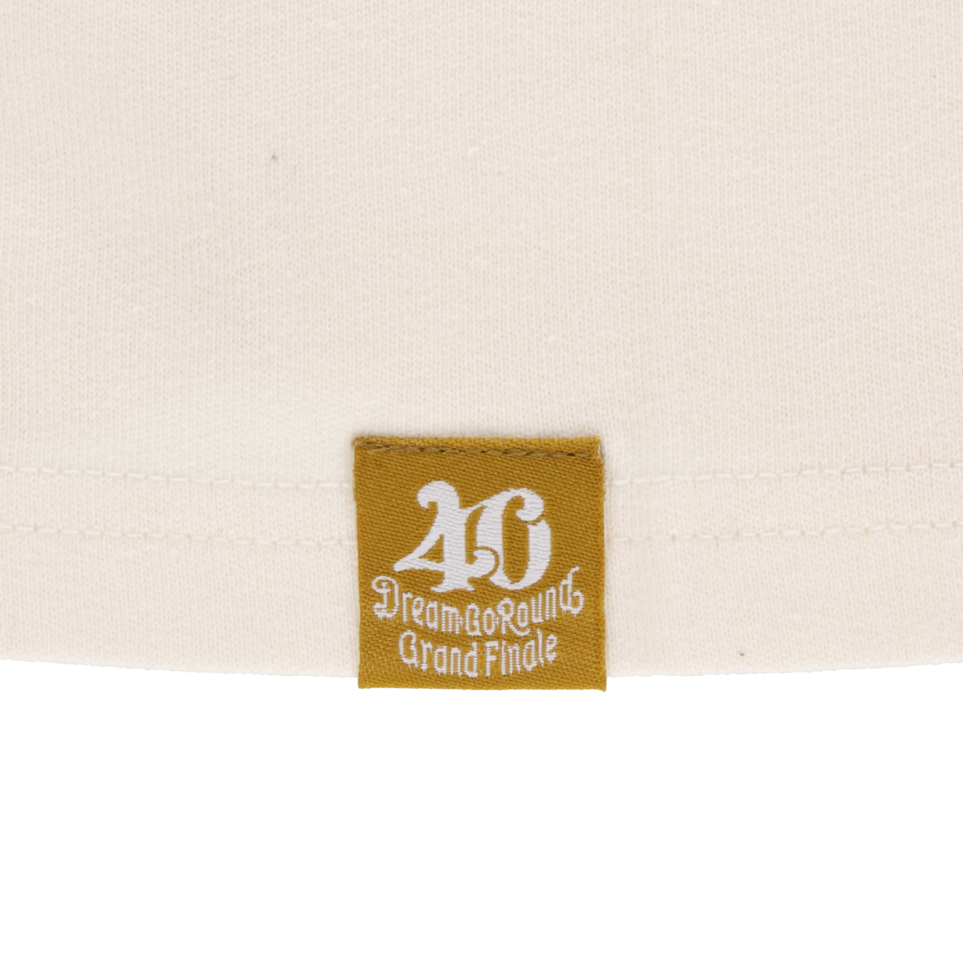 タグもゴールドカラーです