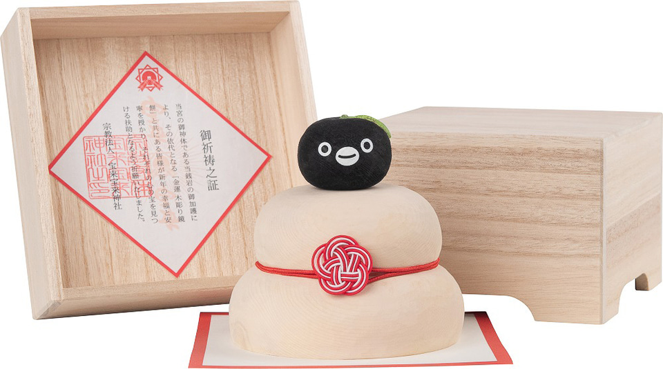 Suicaのペンギンが木彫りの鏡餅に！ 橙の代わりにちょこんと乗った顔が