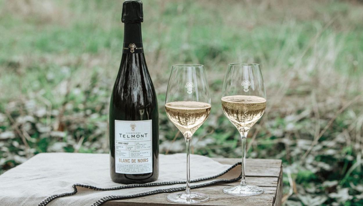 1室につきシャンパーニュ1本を提供