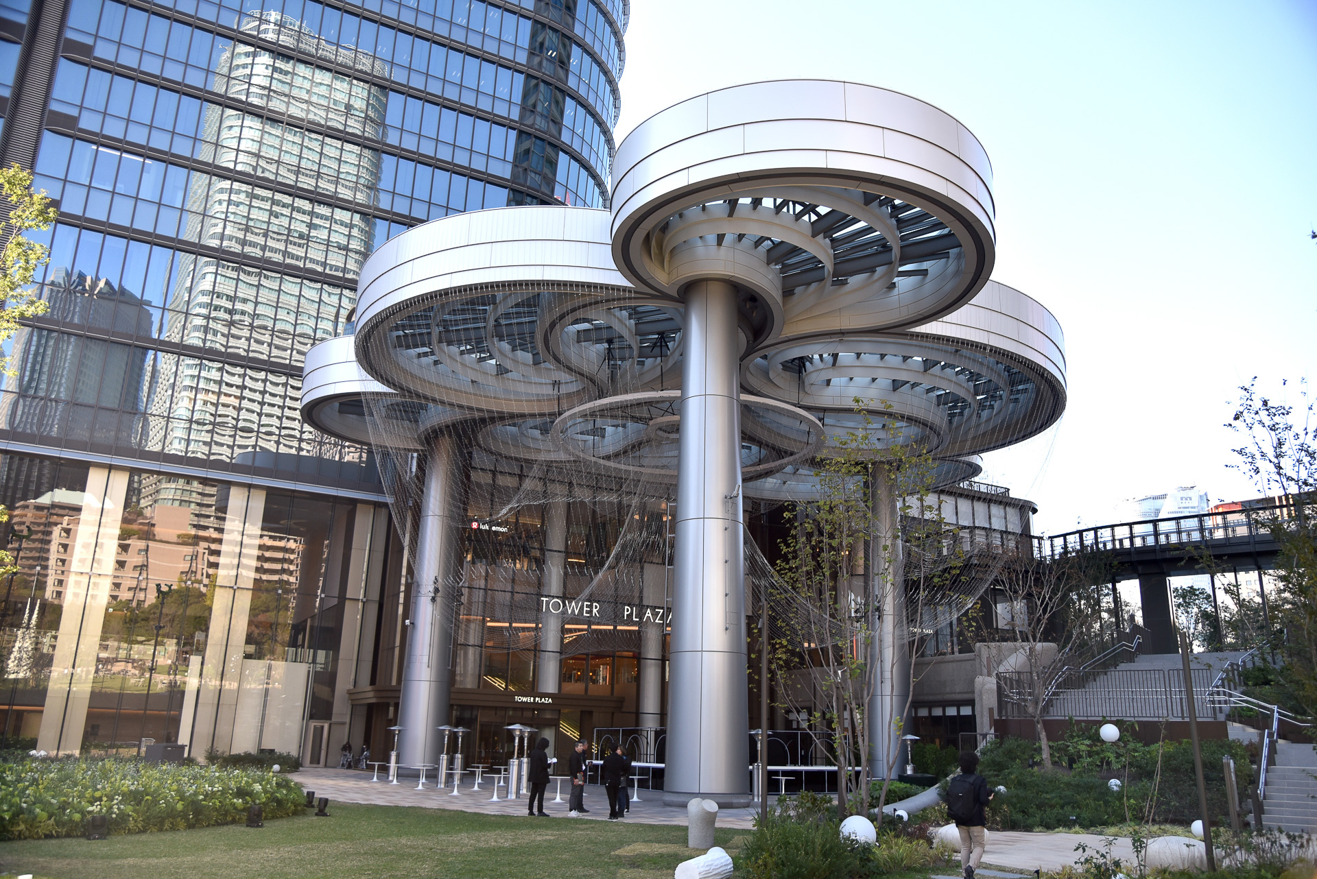 大屋根「The Cloud」は、緑と調和したモダンな印象