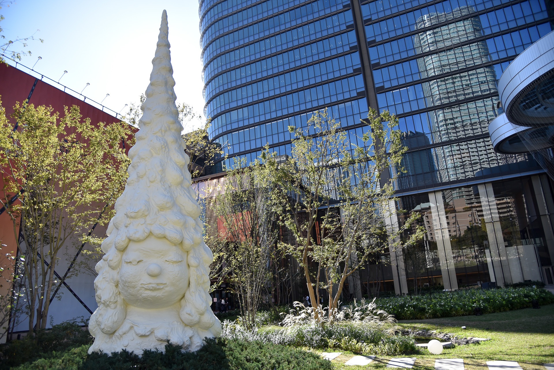 芝生エリアには、パブリックアートが点在