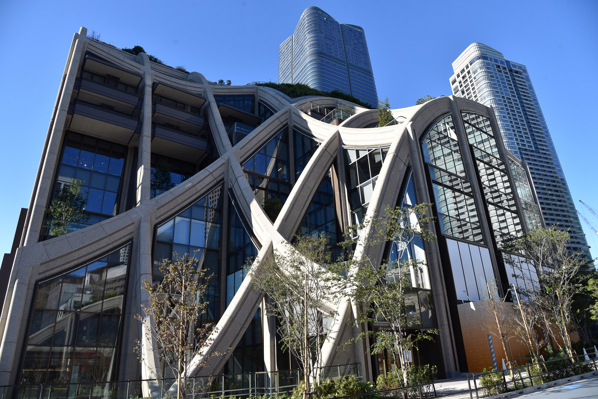 桜麻通りをくだると「ガーデンプラザ」に到着する