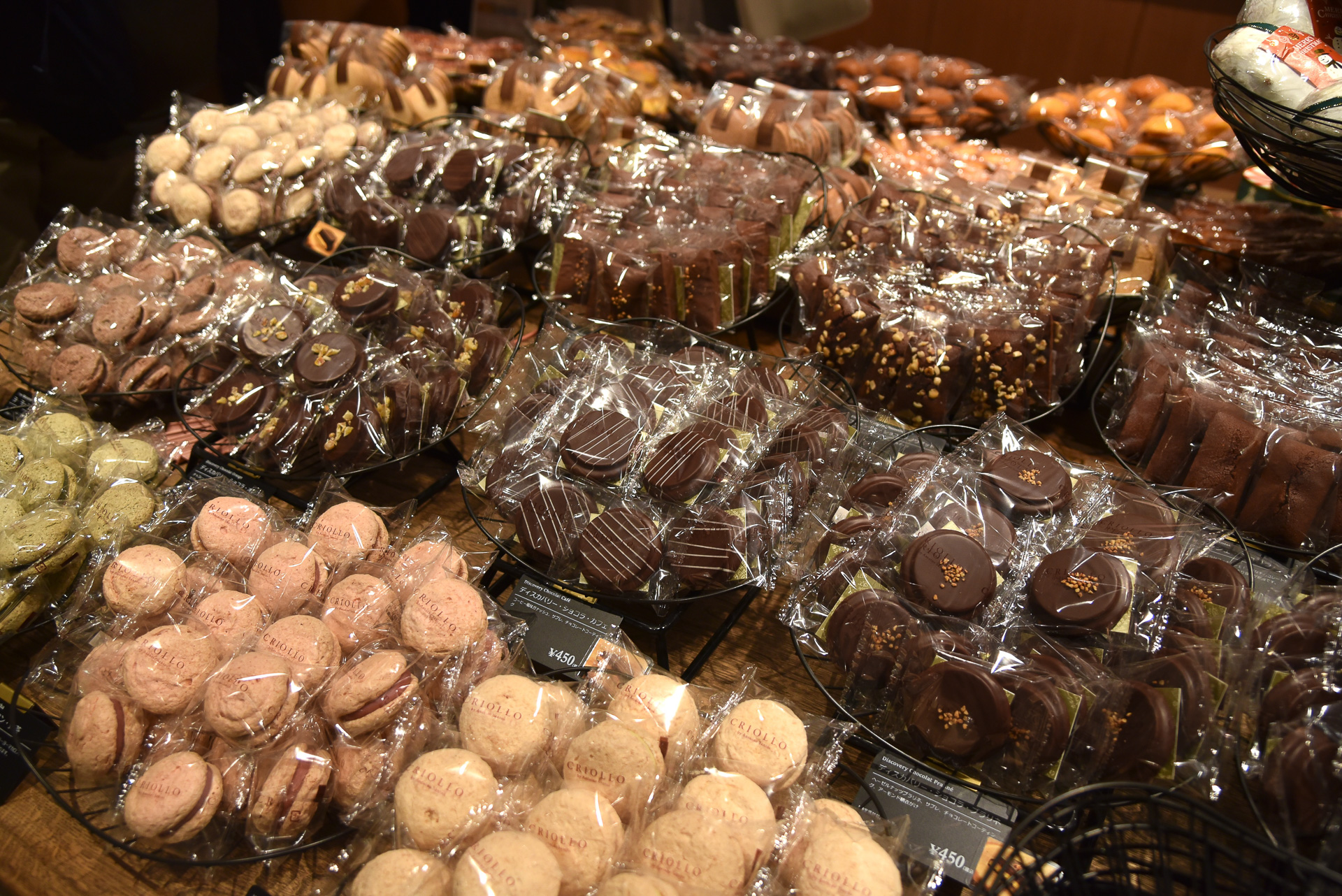 「クリオロ」はチョコレートや焼き菓子がずらりと並ぶ