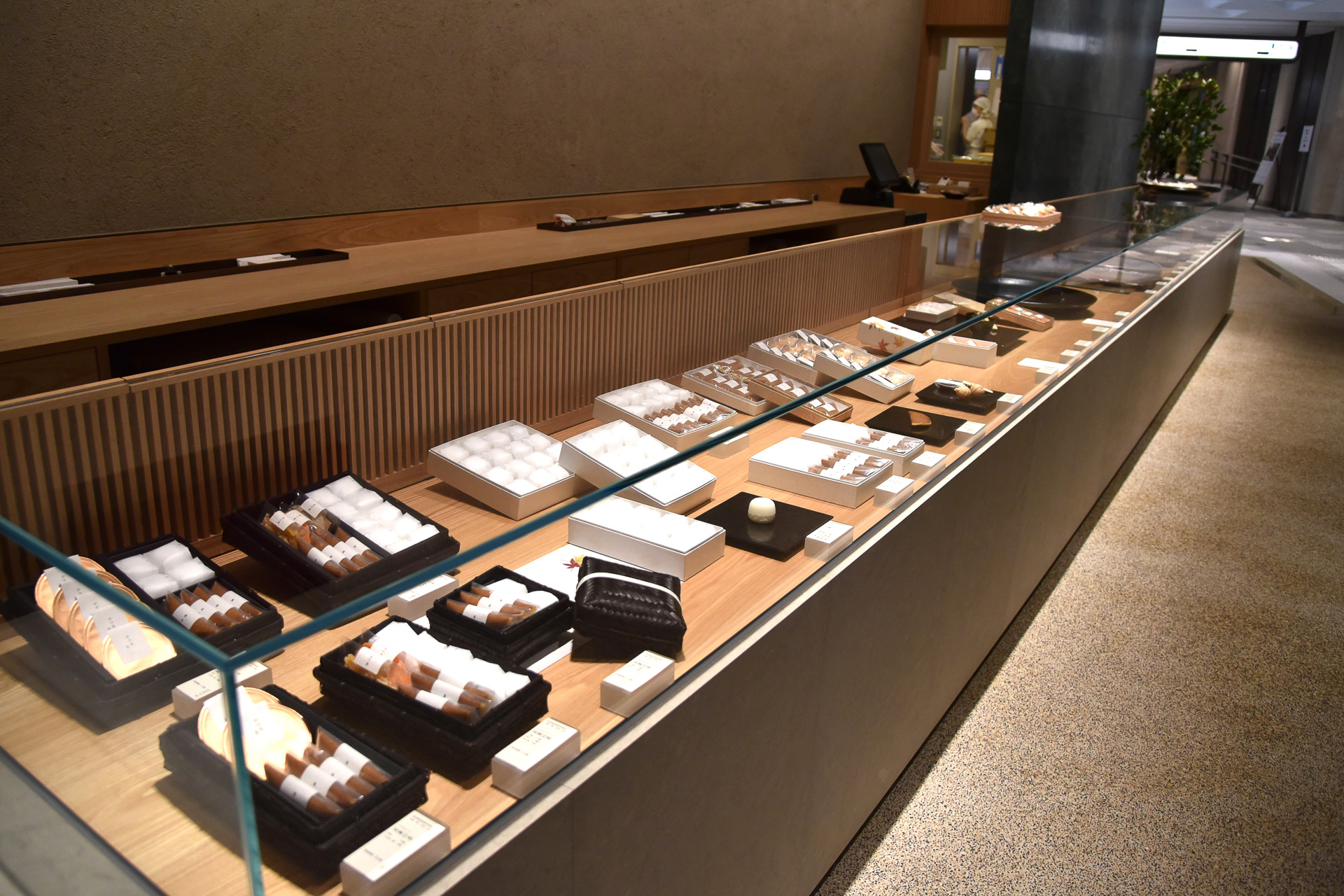 「鈴懸」では生菓子などが9mのロングケースに並ぶ