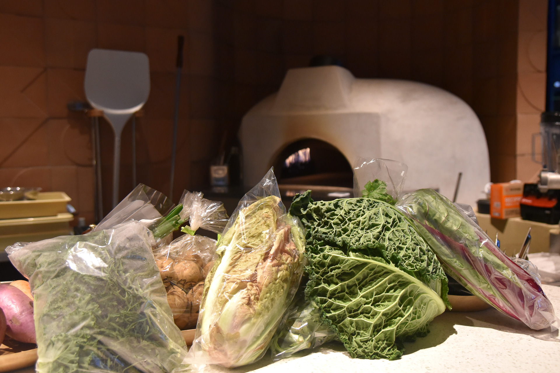 「ピザフォーピース 東京」のカウンターには野菜がどっさり