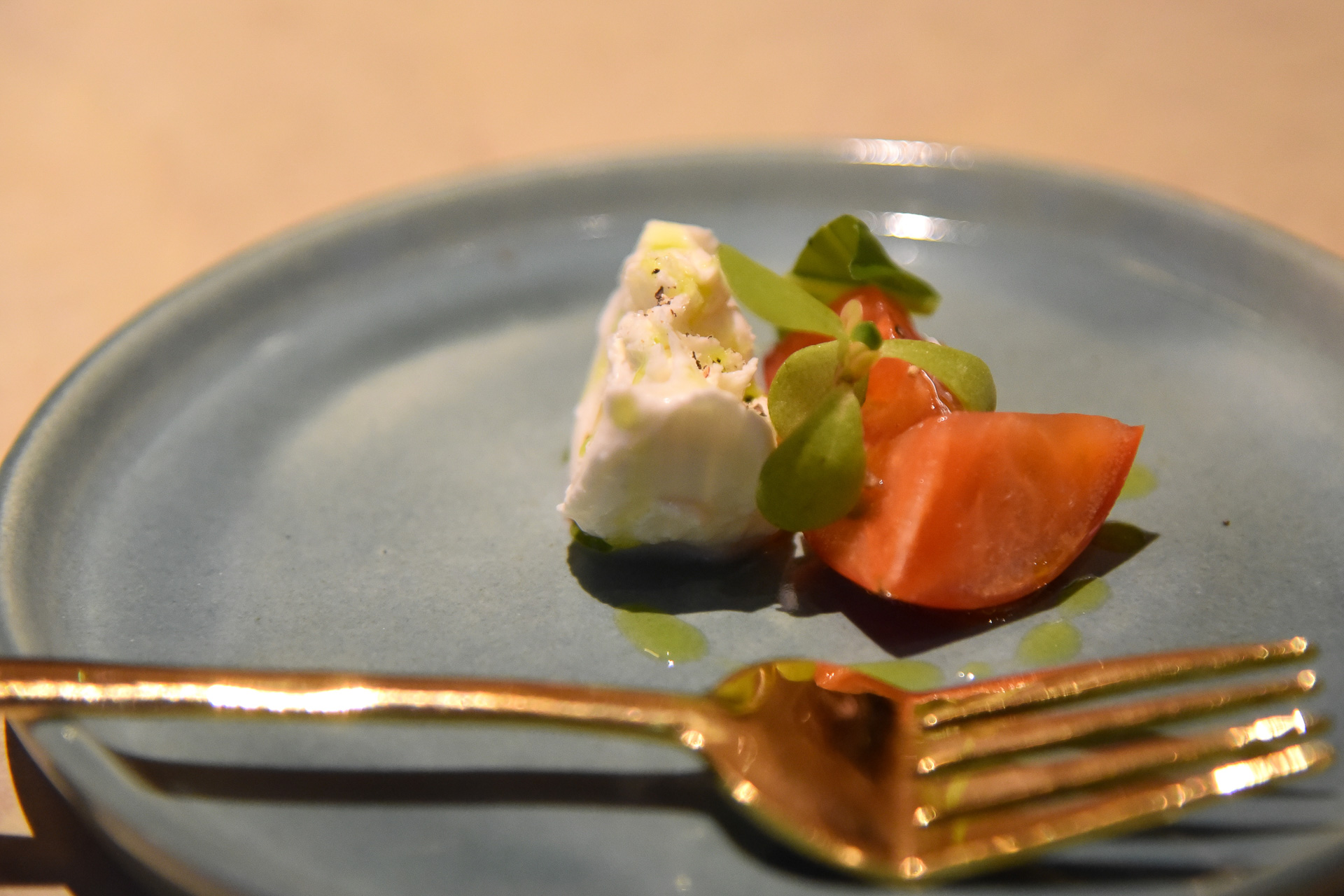 店内製造のフレッシュモッツァレラチーズを使った「カプレーゼ」は永遠に食べられる