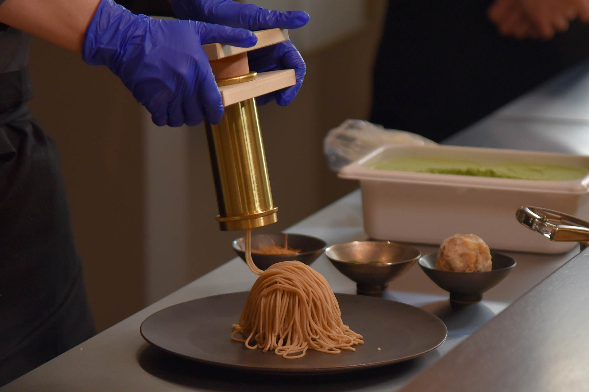 ちょうど「丹波栗のモンブラン」の制作を見学できた