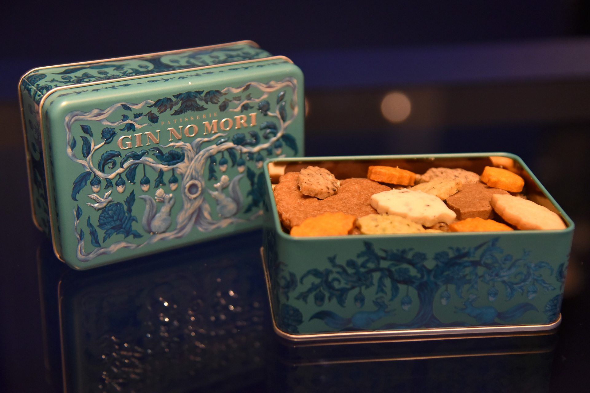 「森の恵みクッキー プティボワ 麻布台ヒルズ」はお酒に合う塩気のあるクッキー缶だ