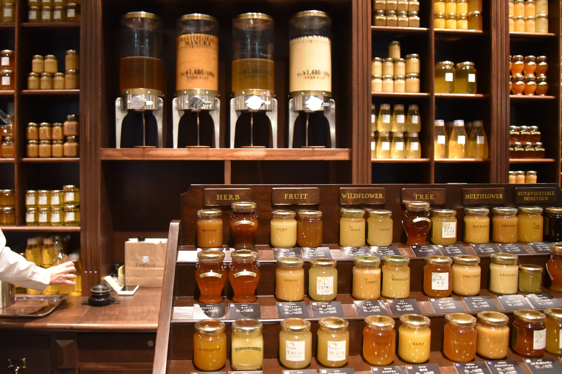 テイスティングカウンターで全種類試食可能