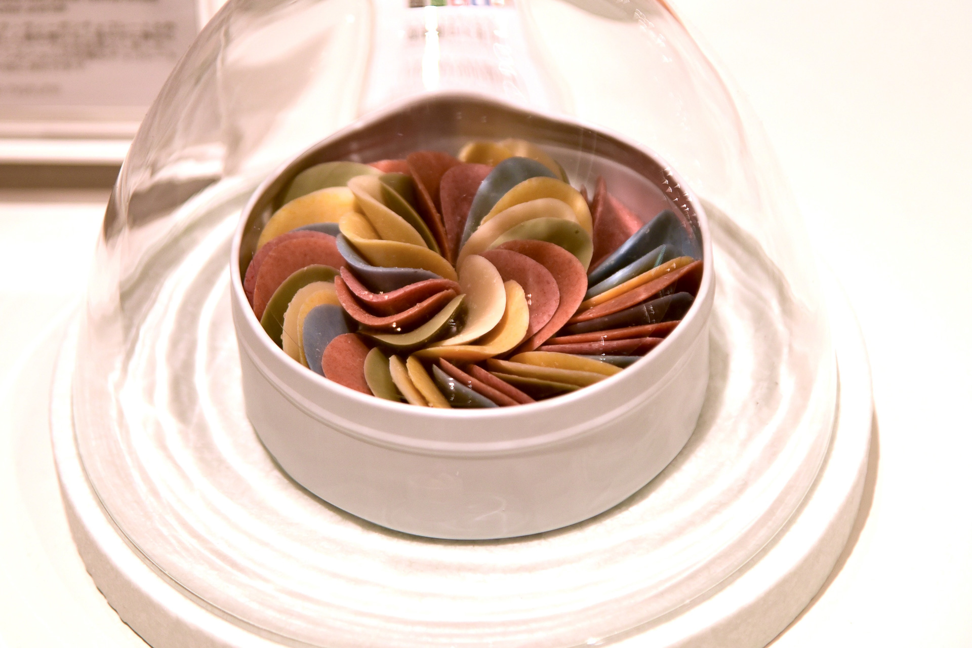 花弁フォルムの「ペタルマニフィーク」はここだけの限定品