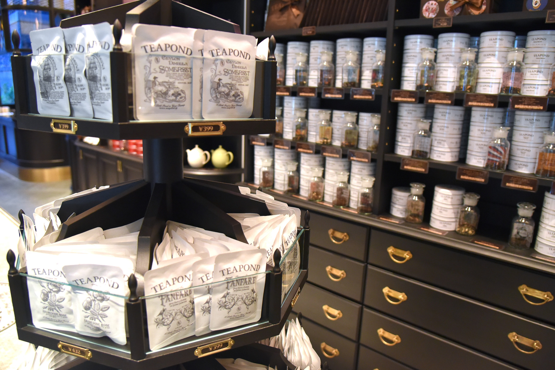 旬のお茶や小分けのティーバッグも購入できる