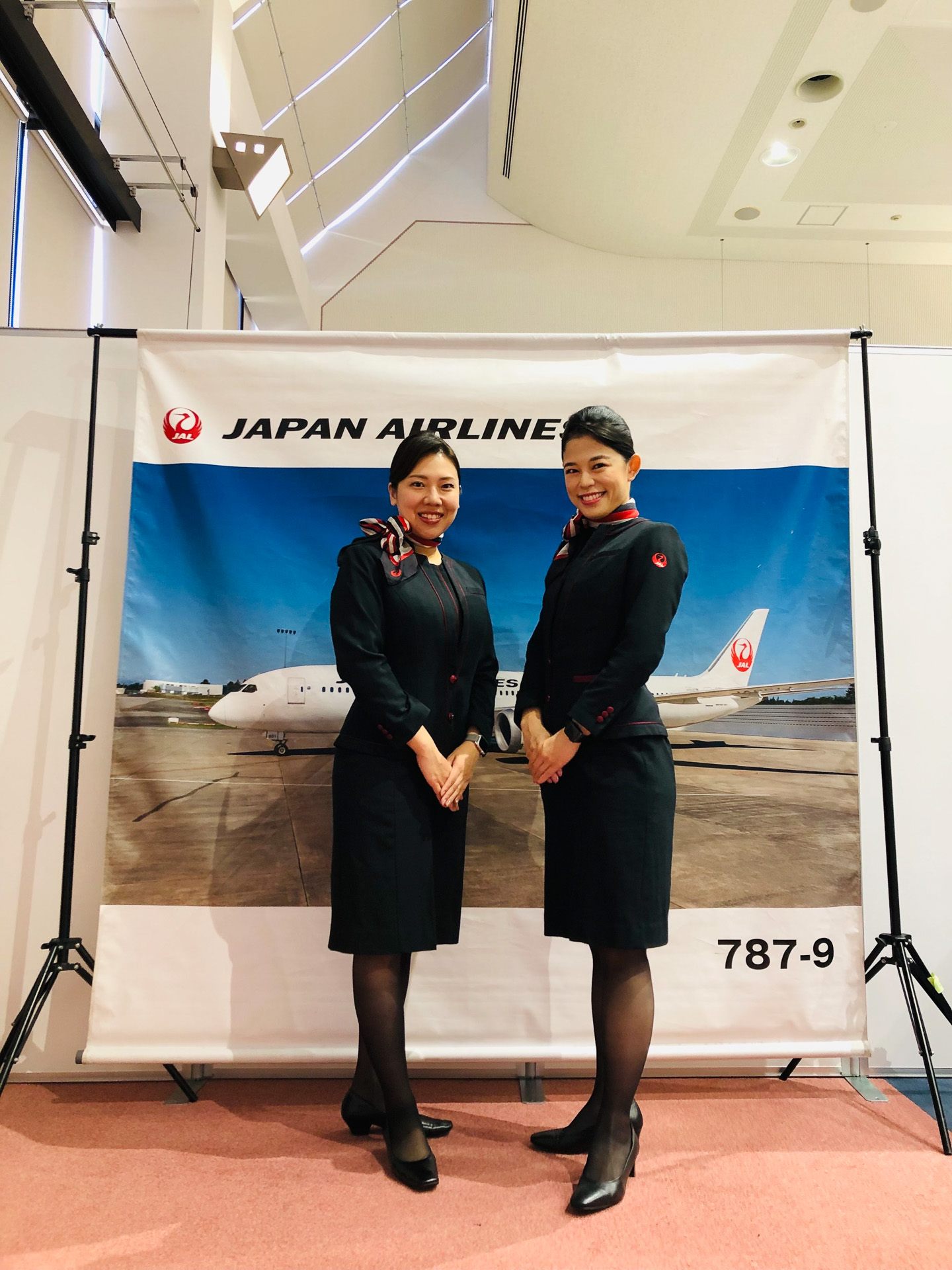 JALふるさとアンバサダーに地域の取り組みを聞いた。回答者はJALふるさとアンバサダー西日本支社の上杉遥菜さん（左）。右は同じくJALふるさとアンバサダーの日髙奈穂さん