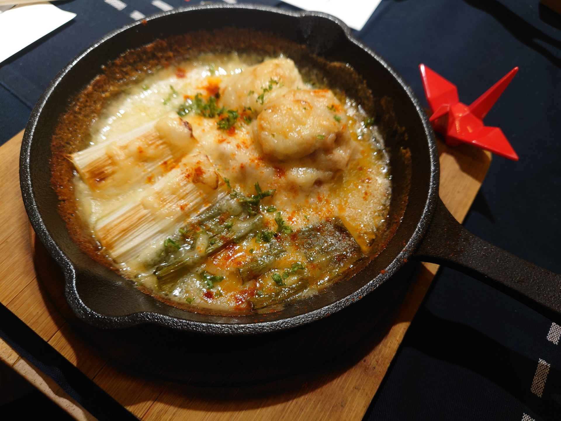 ネギマッチョと若鶏のスキレットチーズ焼き