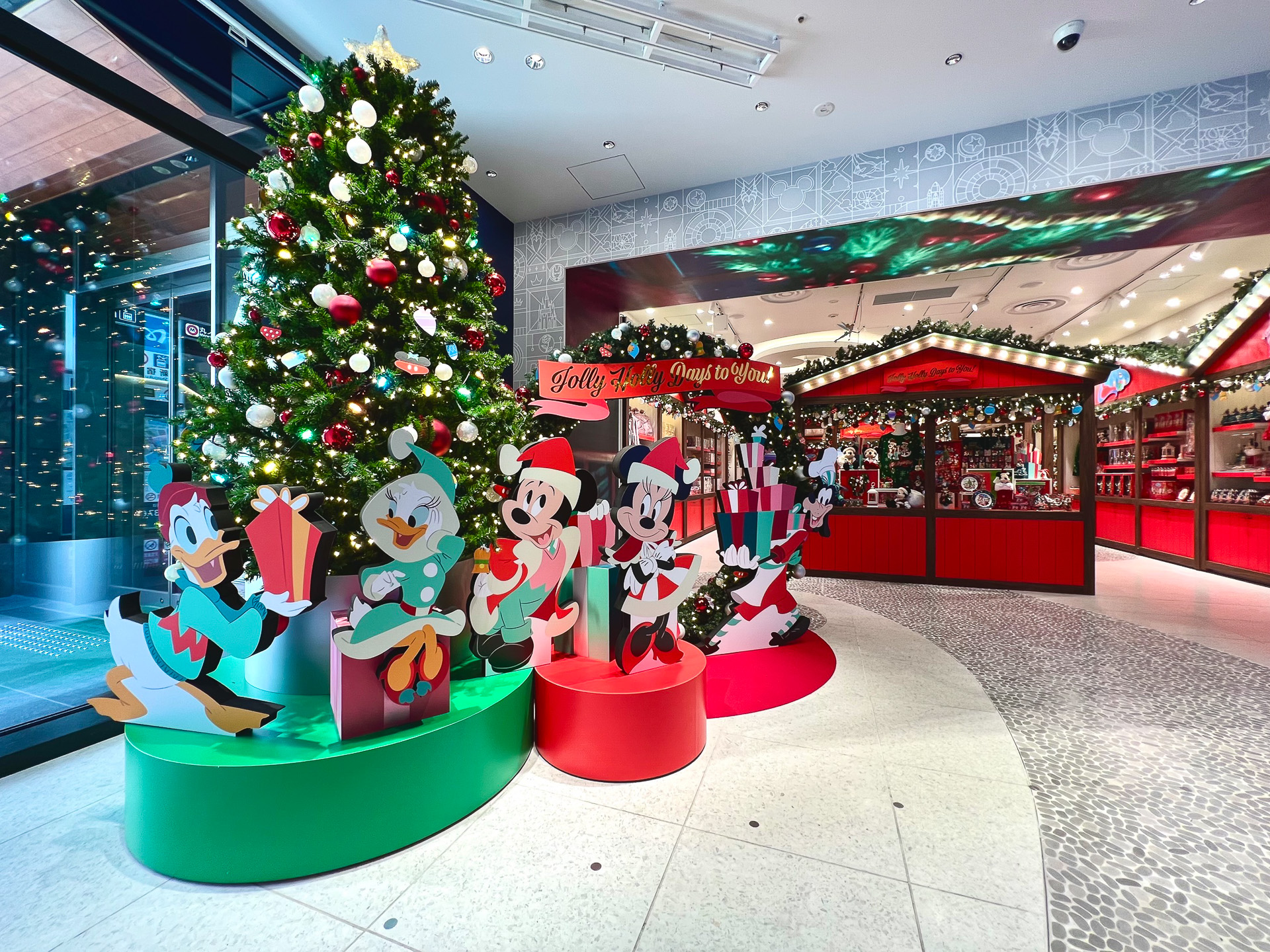 ディズニーストアでは、期間限定でクリスマスデコレーションを一部店舗で実施中