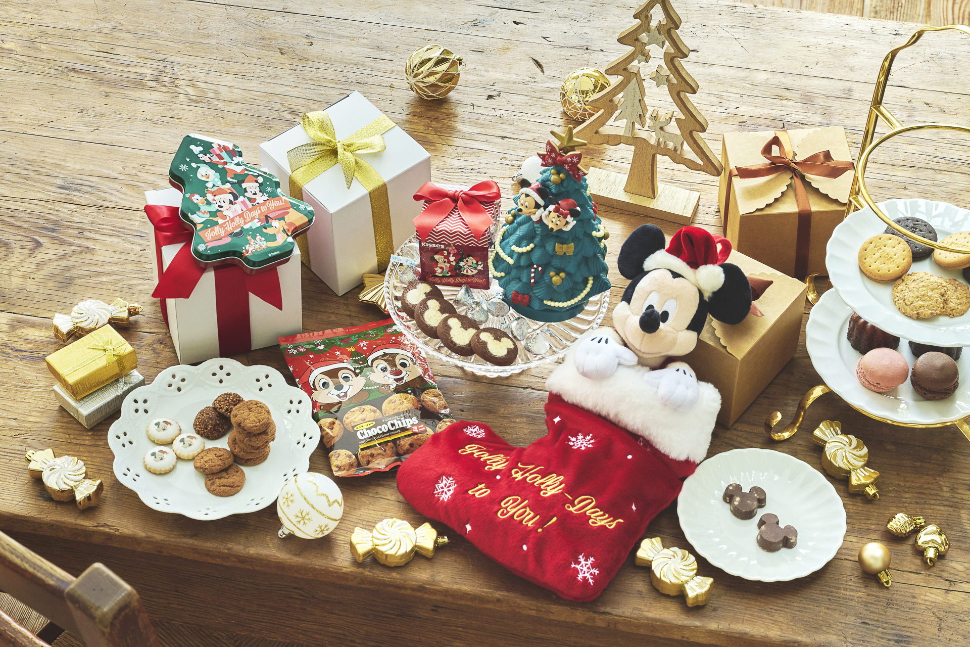 ショップにはクリスマス限定アイテムをたっぷりラインアップ中です