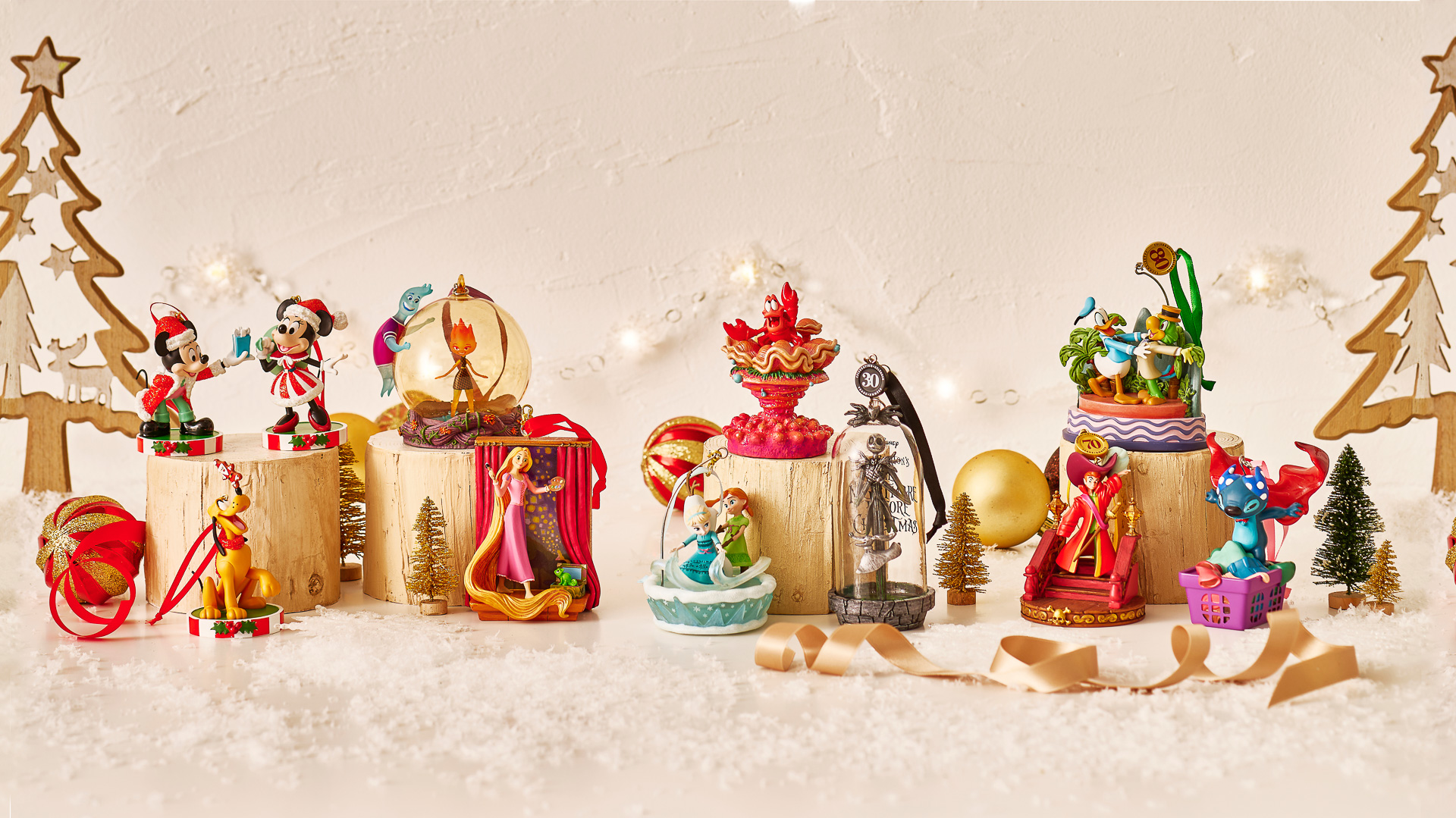 ショップにはクリスマス限定アイテムをたっぷりラインアップ中です