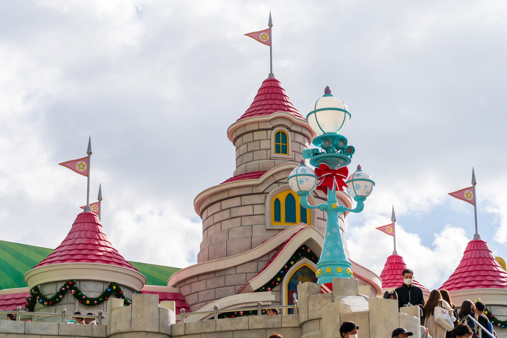 ウインターデコレーションが施されたピーチ城