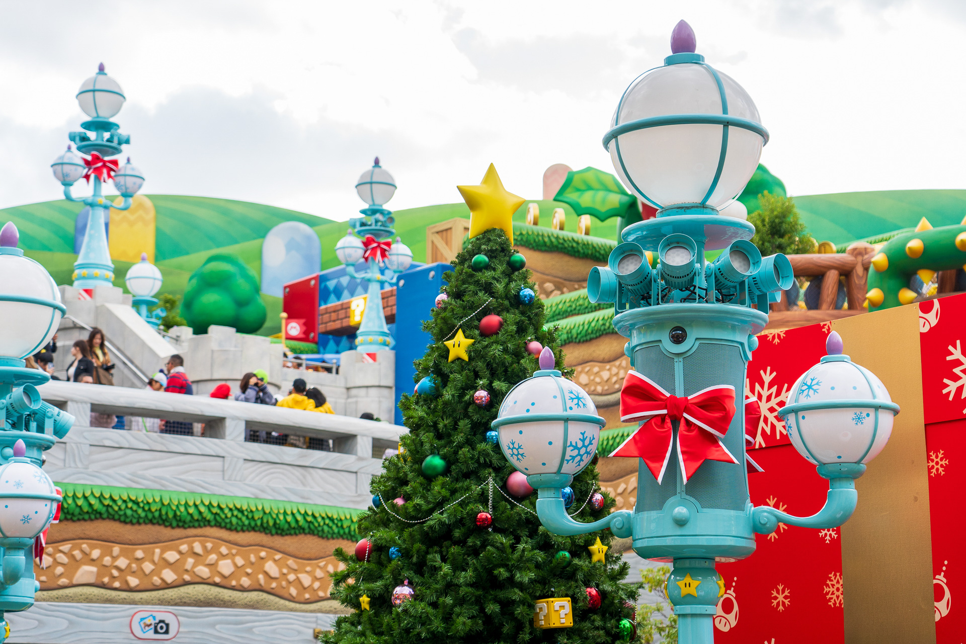 階段をおりた下にもツリーがある