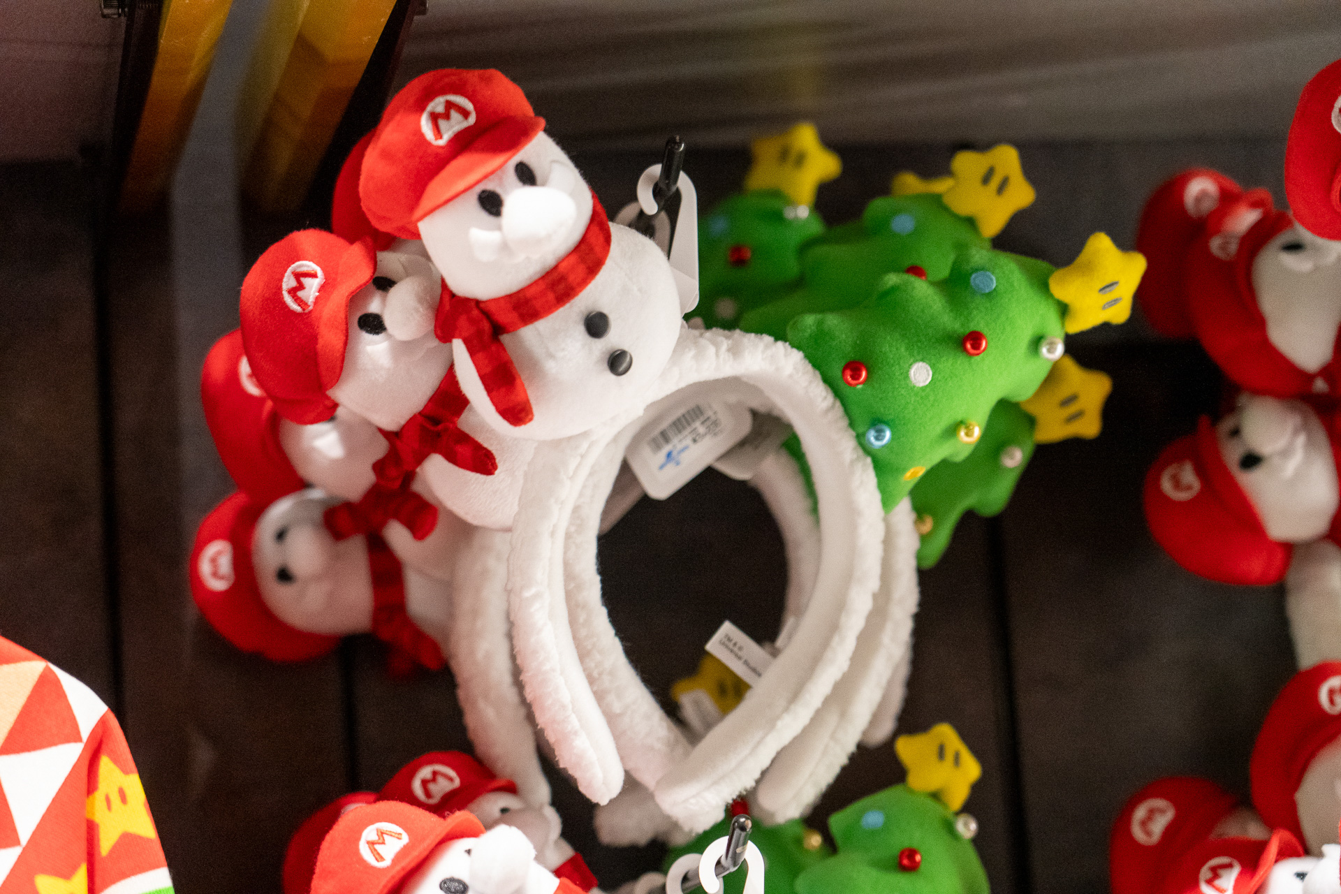 マリオの形をした雪だるまとスーパースターのツリーがのったカチューシャ（3200円）