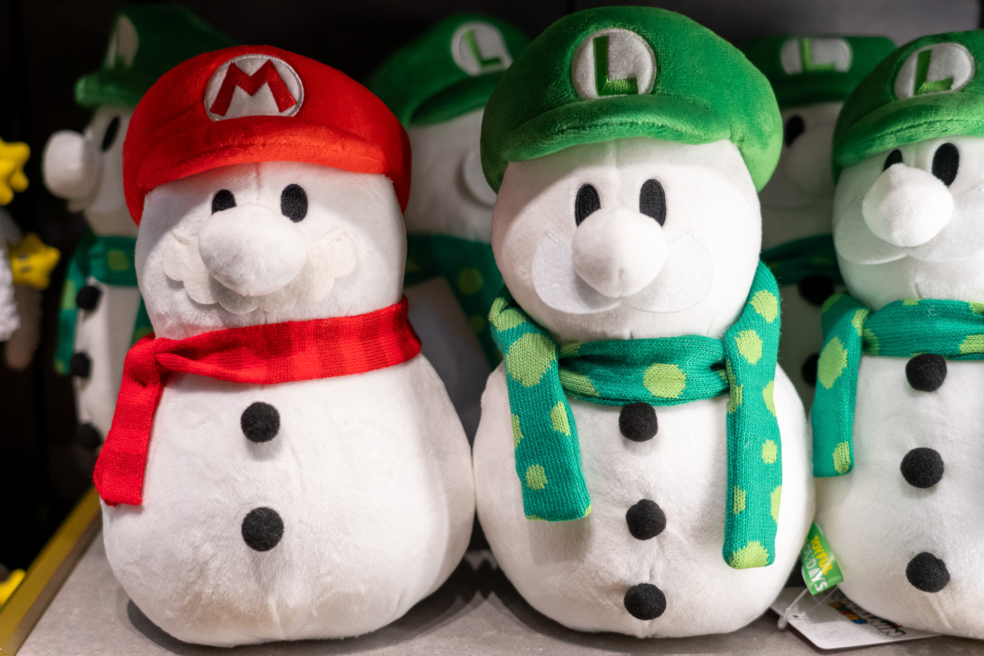 雪だるまに変身したマリオとルイージのぬいぐるみ（各3800円）。ルイージの方が少しほっそり作られていることに注目！