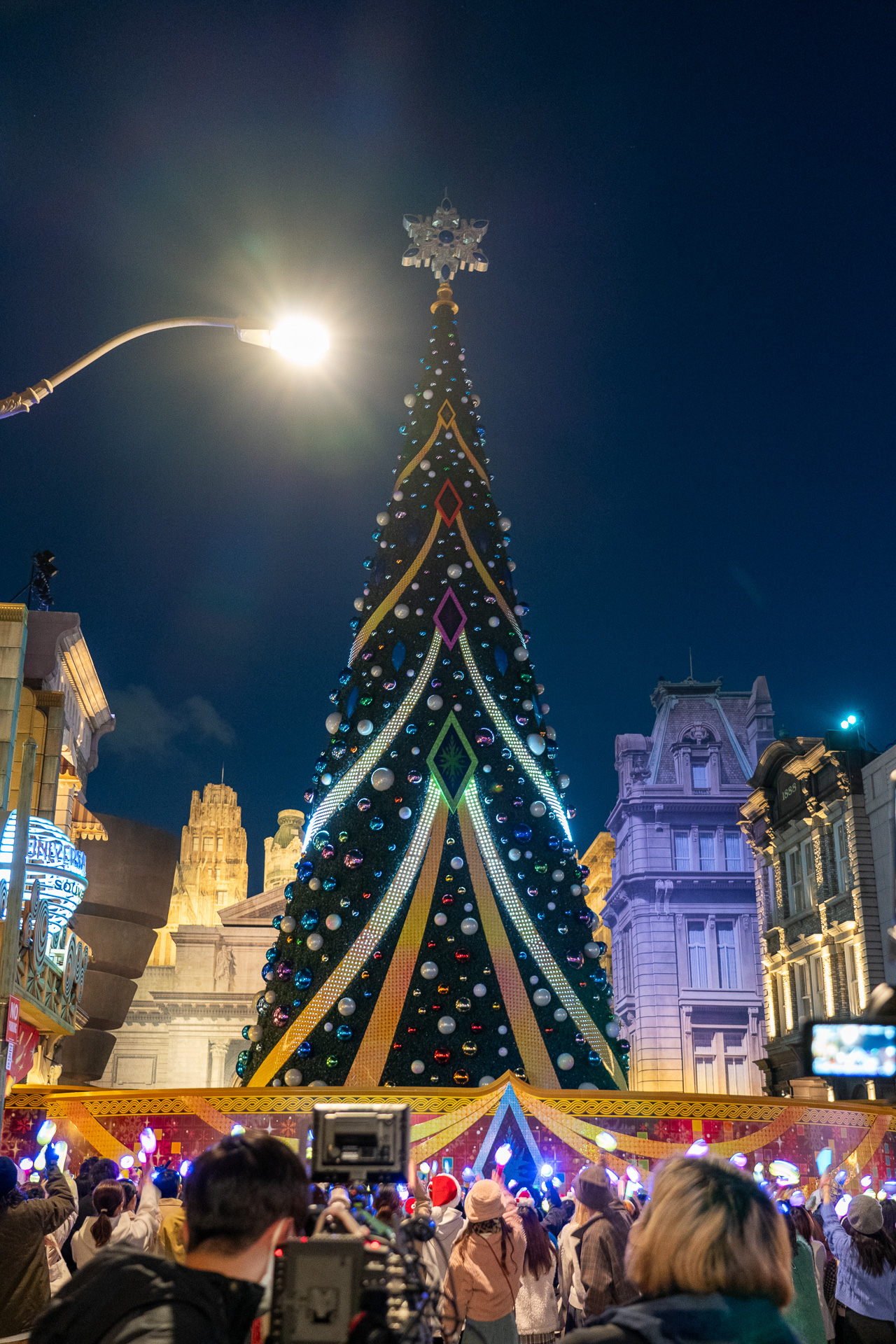 「3、2、1、NO LIMIT！　クリスマス！」のかけ声でツリーが点灯すると大きな拍手と歓声が