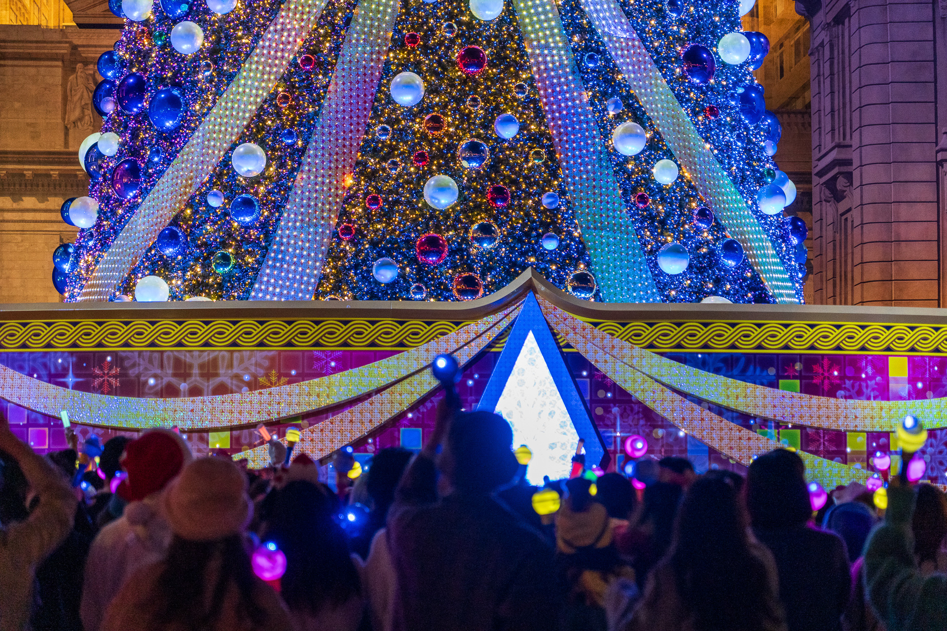 宝石を散りばめたような装飾が圧巻