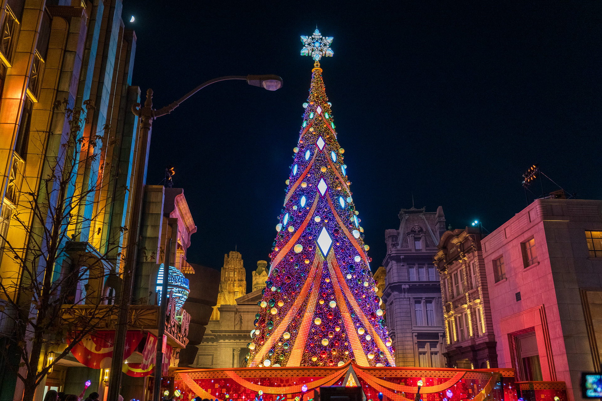 元気と楽しさあふれる今年のツリー、ぜひ見に行って