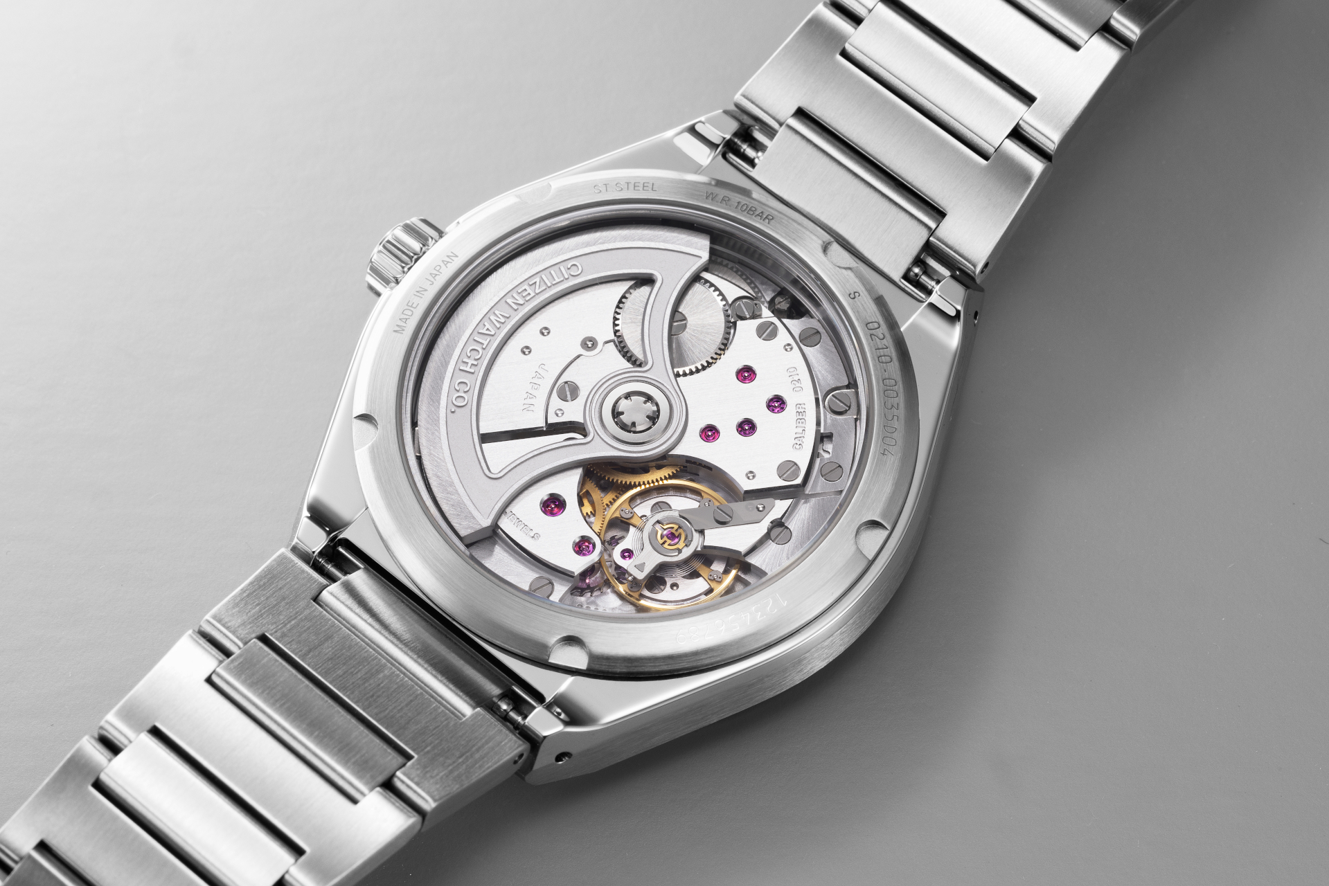 透明な裏面からはムーブメント部分を見られる