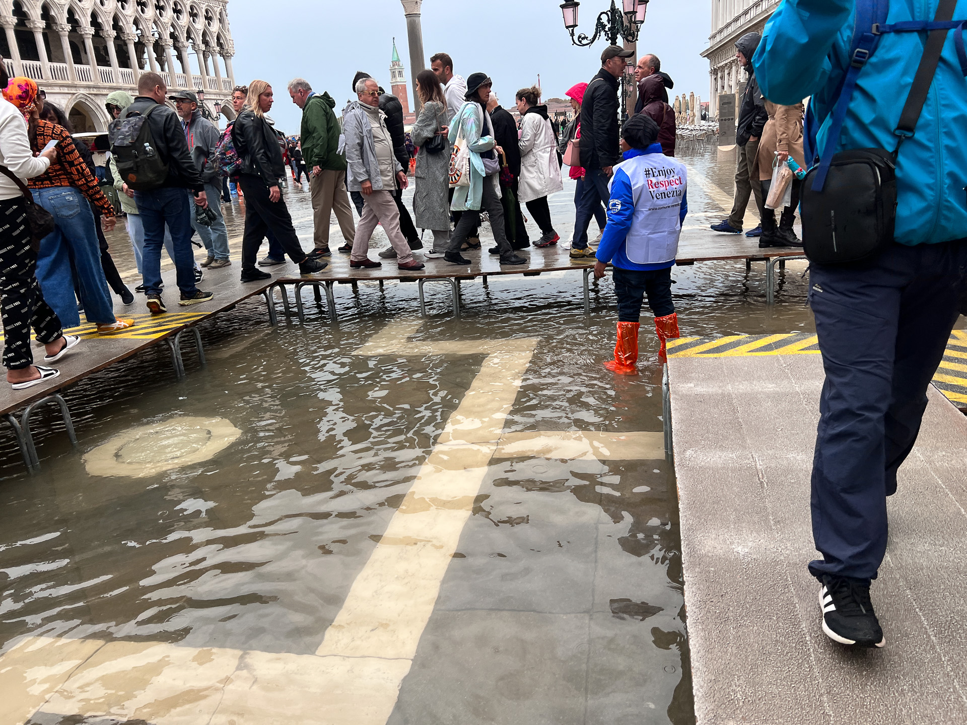 道が水没してしまい簡易通路を歩かないとびしょ濡れに