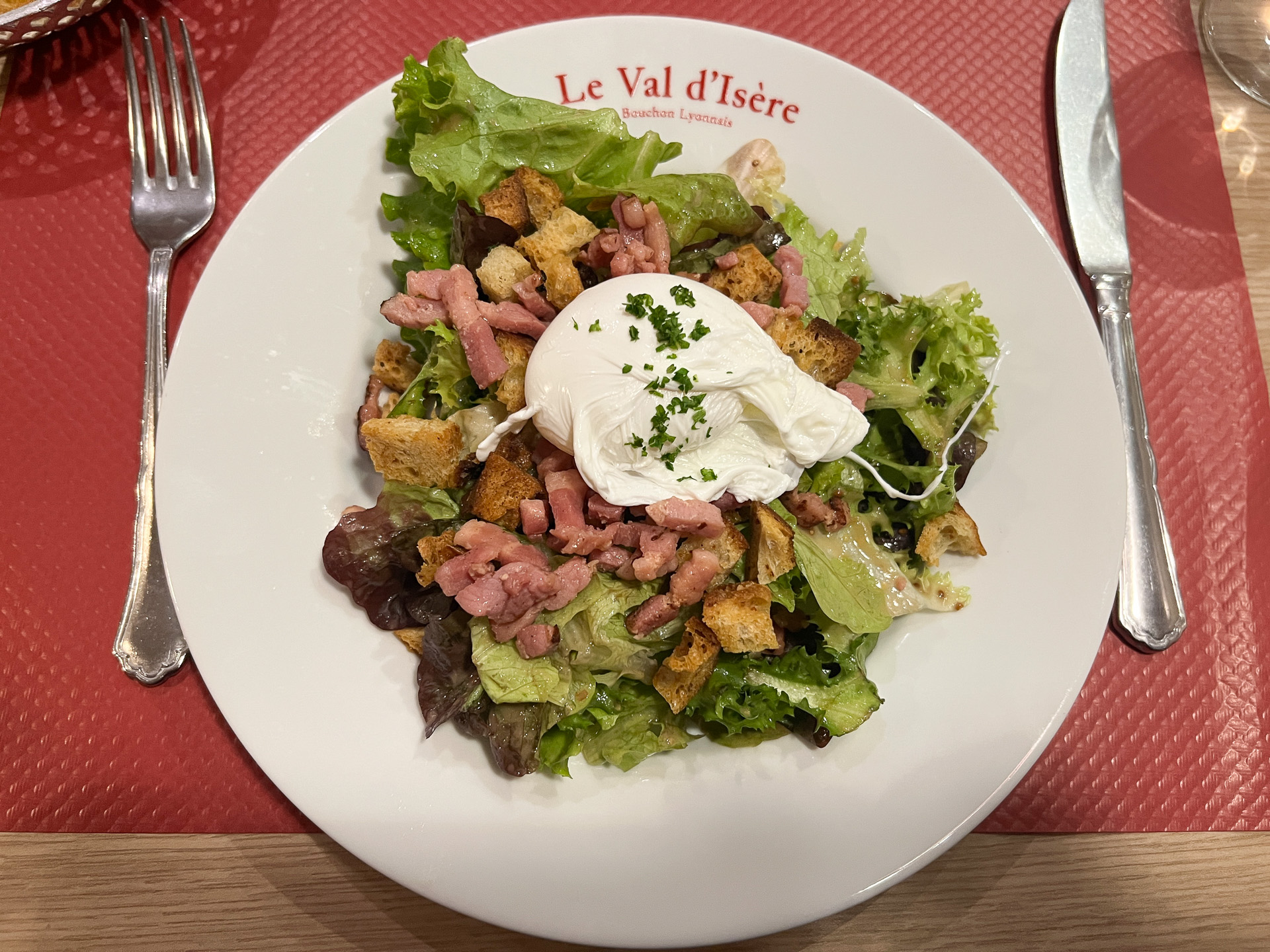 ベーコンにカリカリのクルトン、ポーチドエッグの入ったリヨン風サラダ