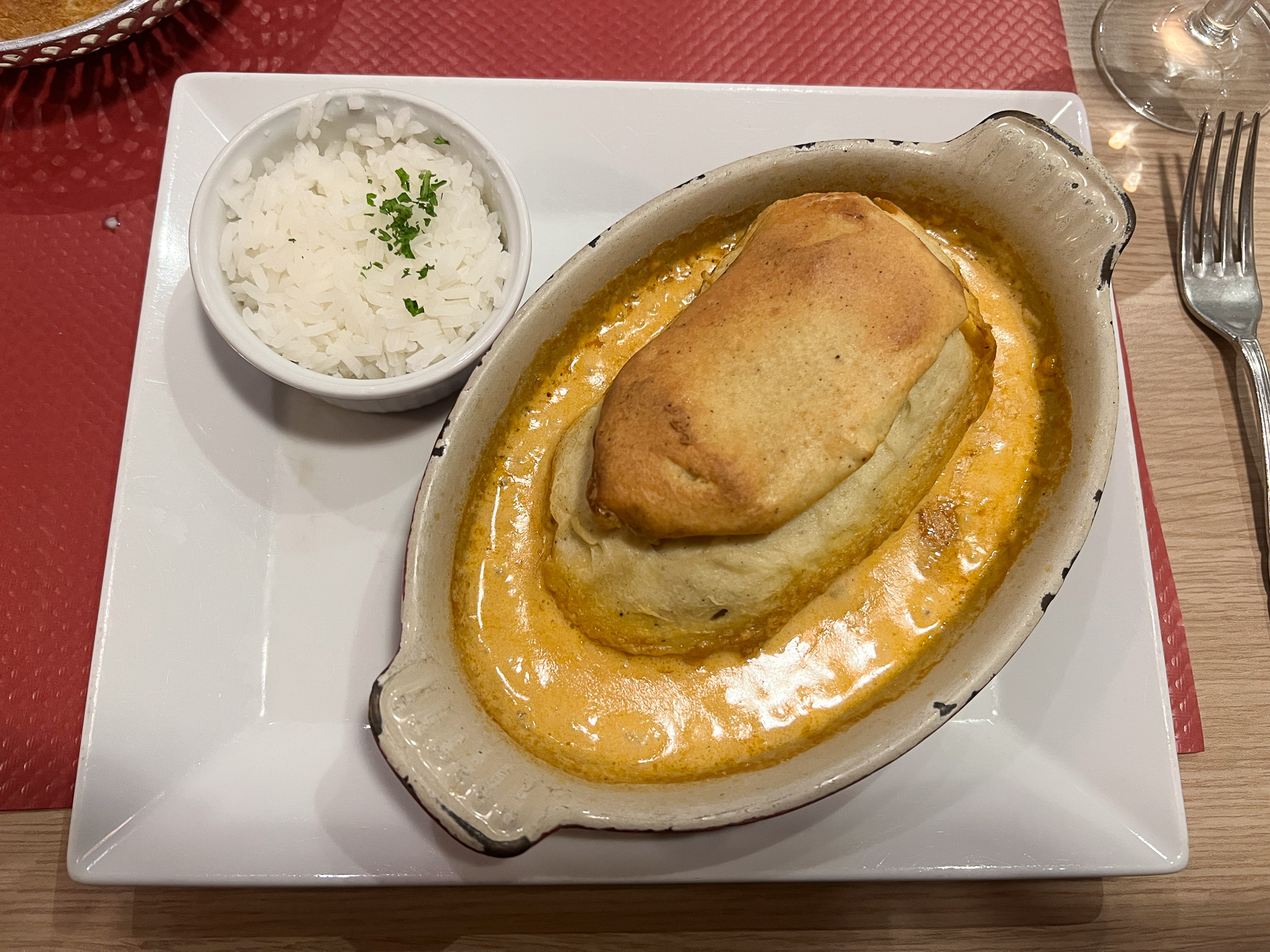 リヨンの郷土料理でお魚のすり身にロブスターのソースをかけてグラタン風に焼いた「クネル」