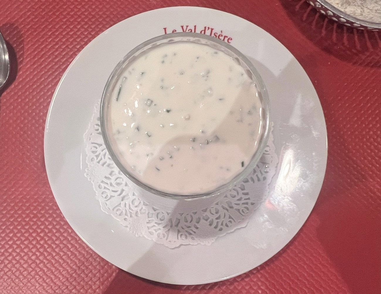 フレッシュチーズにハーブやガーリックの混ざった「セルヴェル・ド・カニュ」