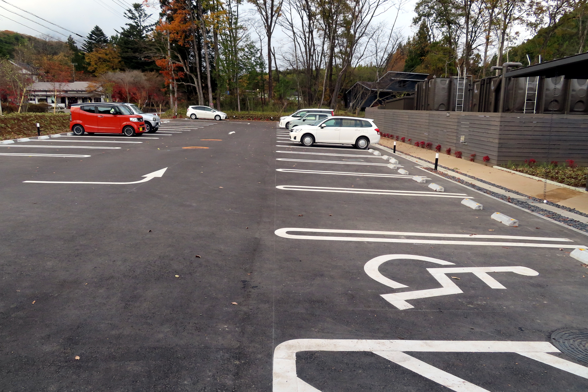 全21棟に対し、36台分の駐車場が用意されている