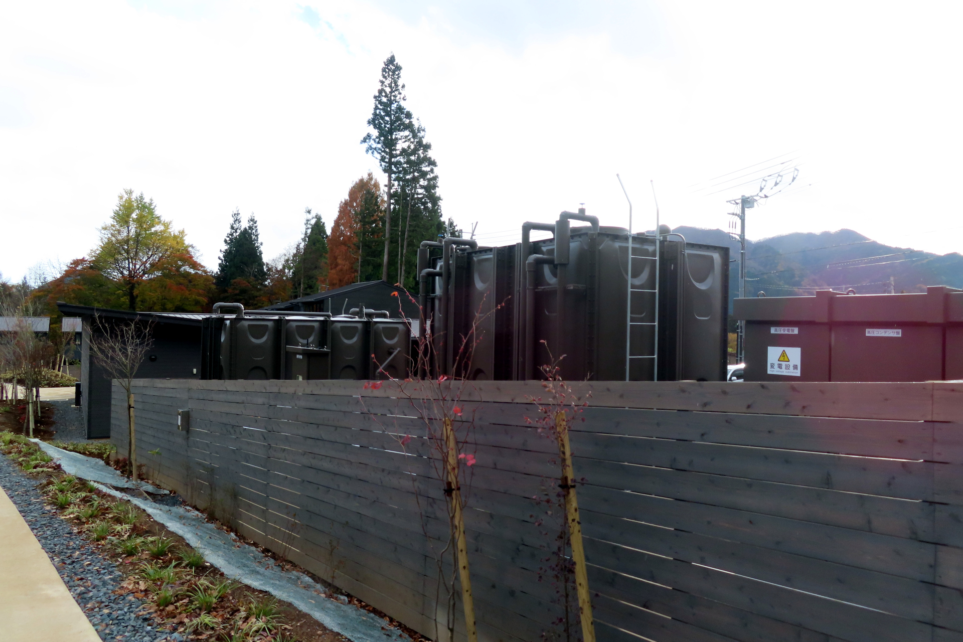 天然温泉は「オリーブの里 心の湯」からトラックで運び、敷地内のタンクに貯め、各部屋に供給される