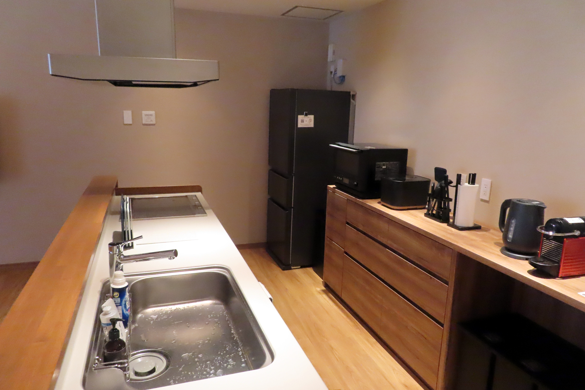 各部屋には快適に長期滞在できる生活家電が揃っている