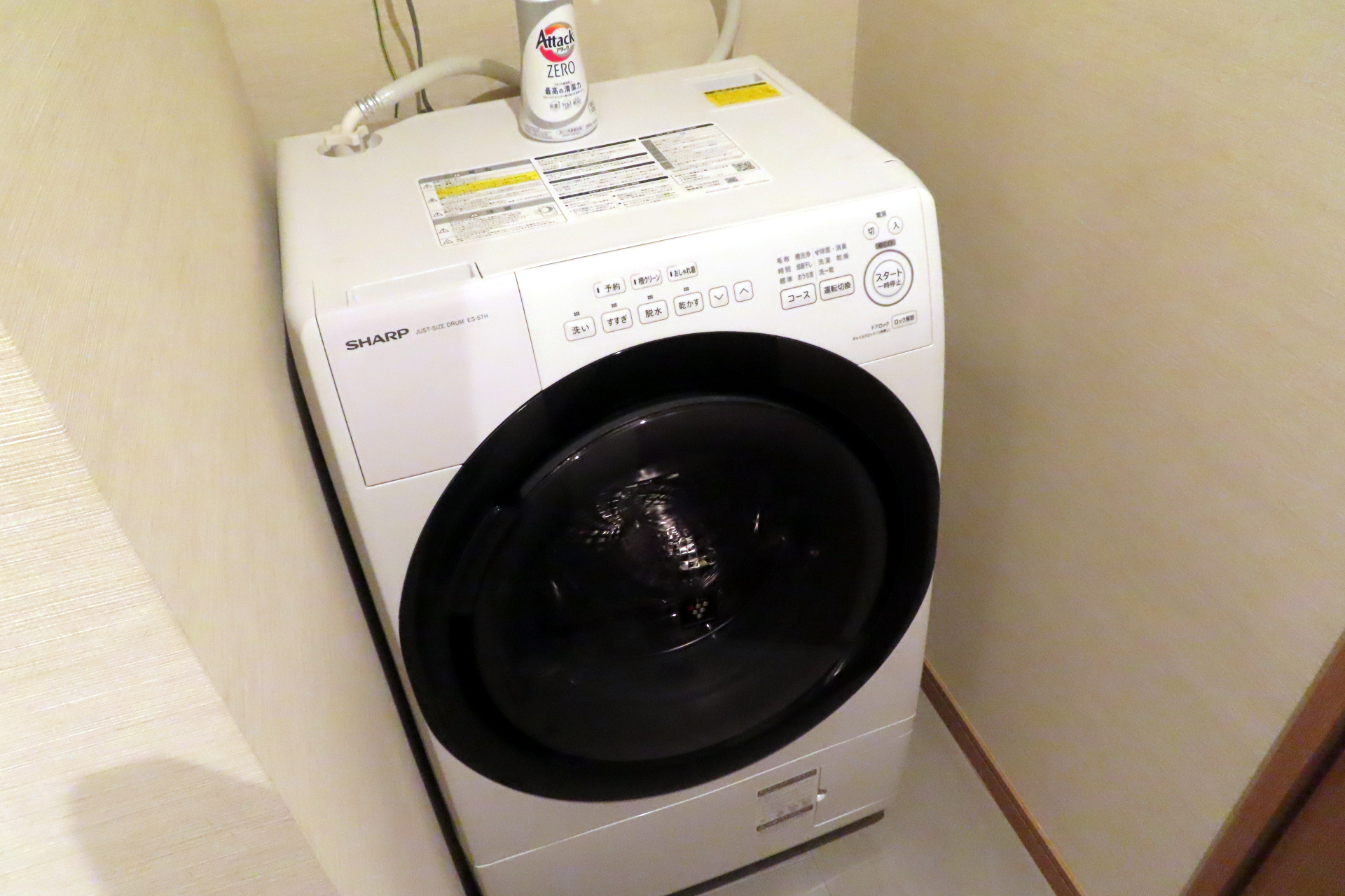 各部屋には快適に長期滞在できる生活家電が揃っている