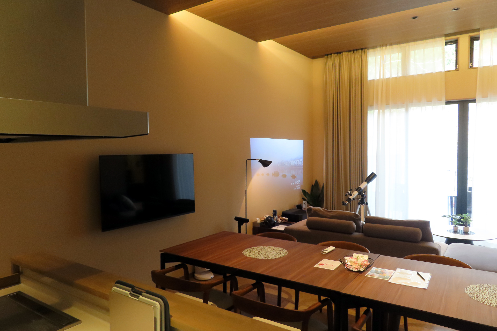 アルモニア・モダンデコといったインテリアやデザイン家電を体験できる“泊まれるショールーム”