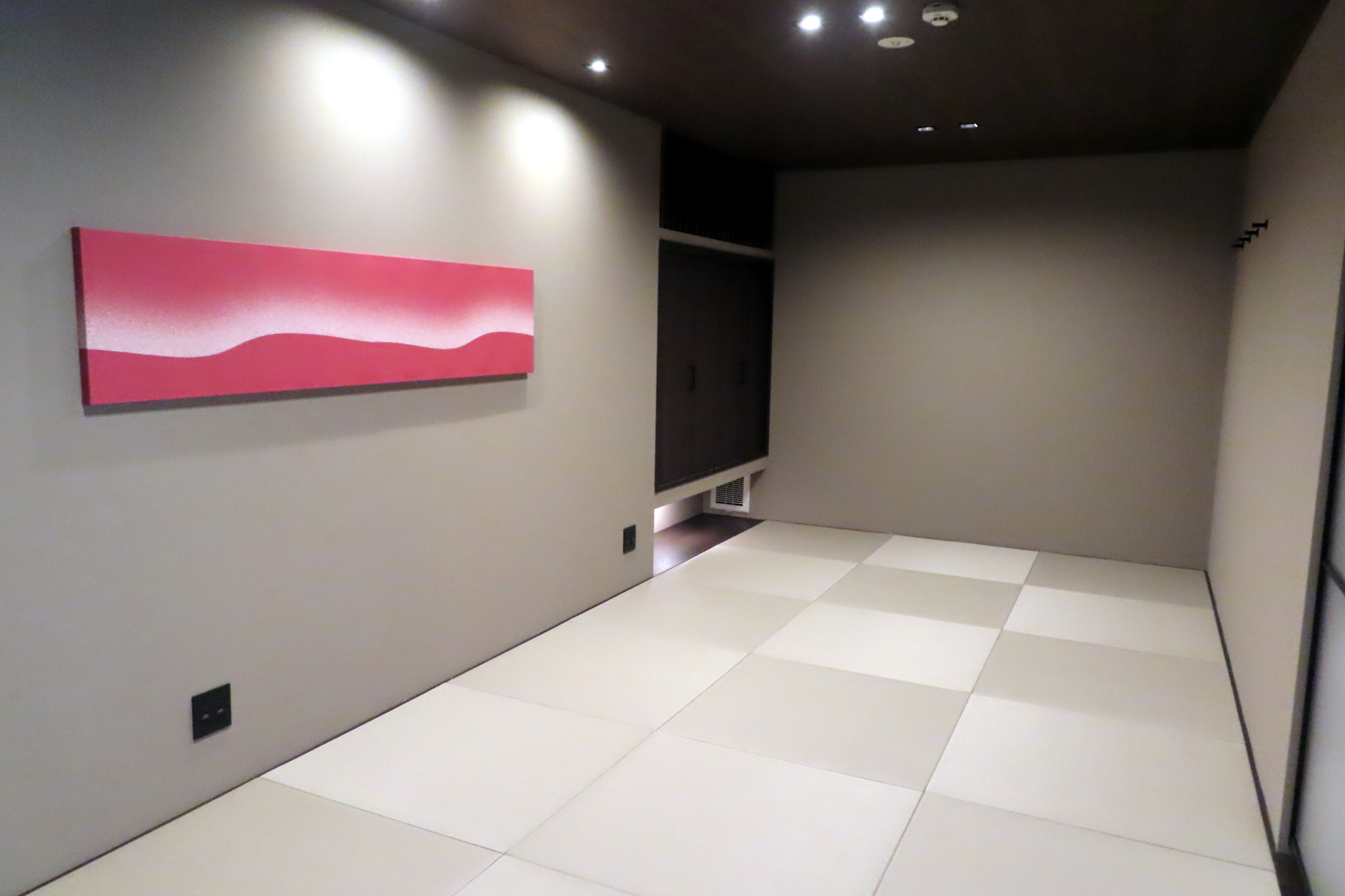 和風な小上がりには4組の布団を並べられる