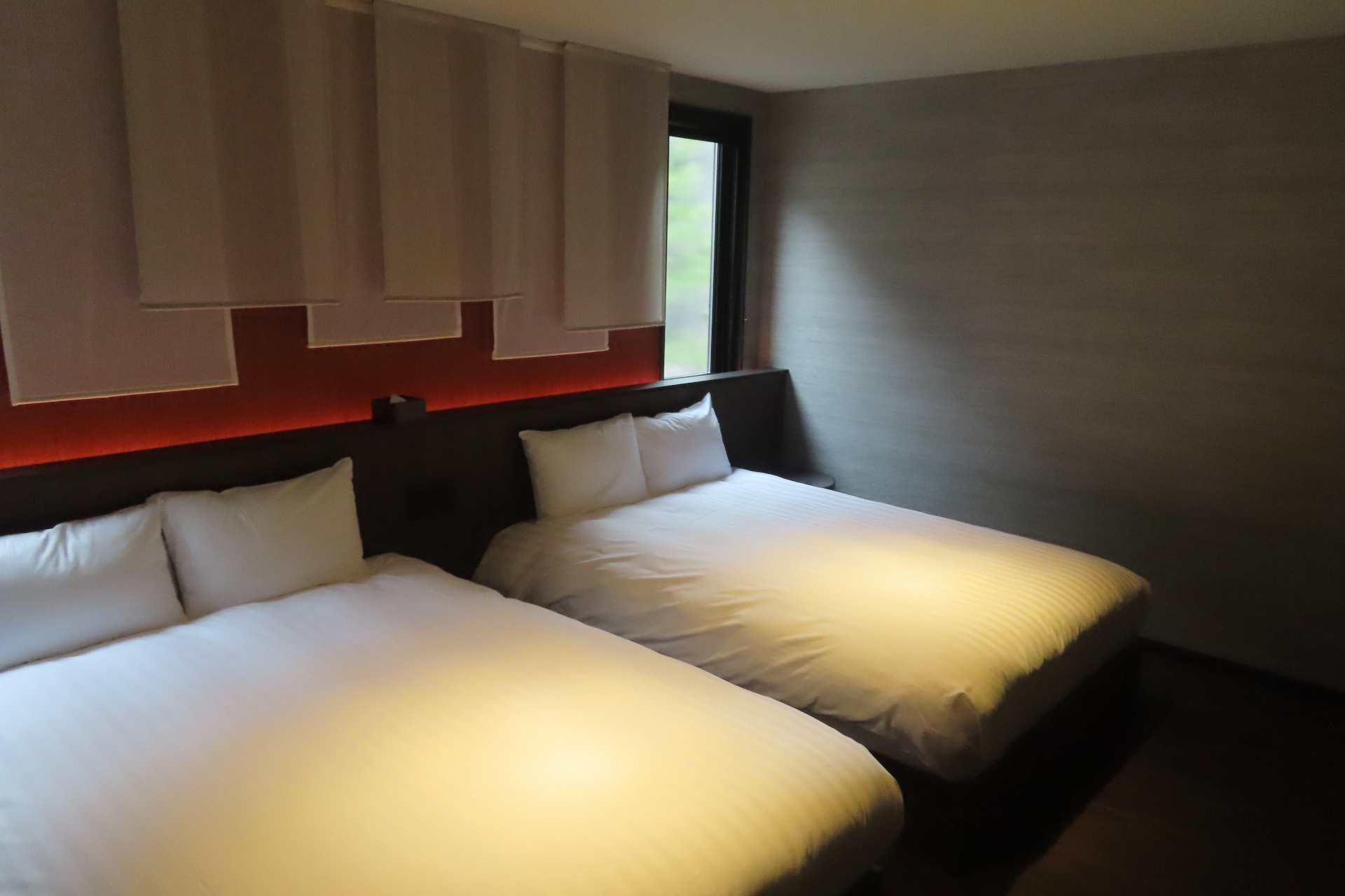 寝室にはダブルベッドが2台