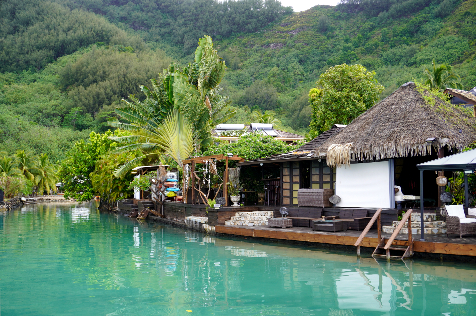 高級リゾートや水上バンガローが有名