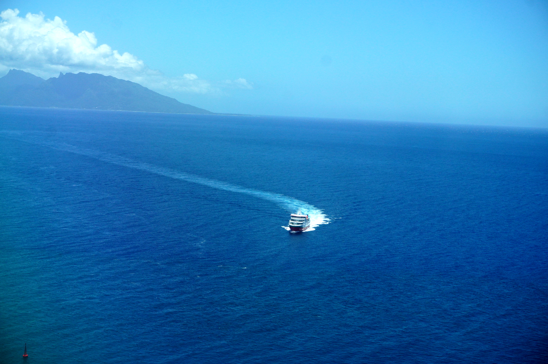 モーレア島へは、タヒチ島・パペーテ港から高速船でアクセスできる